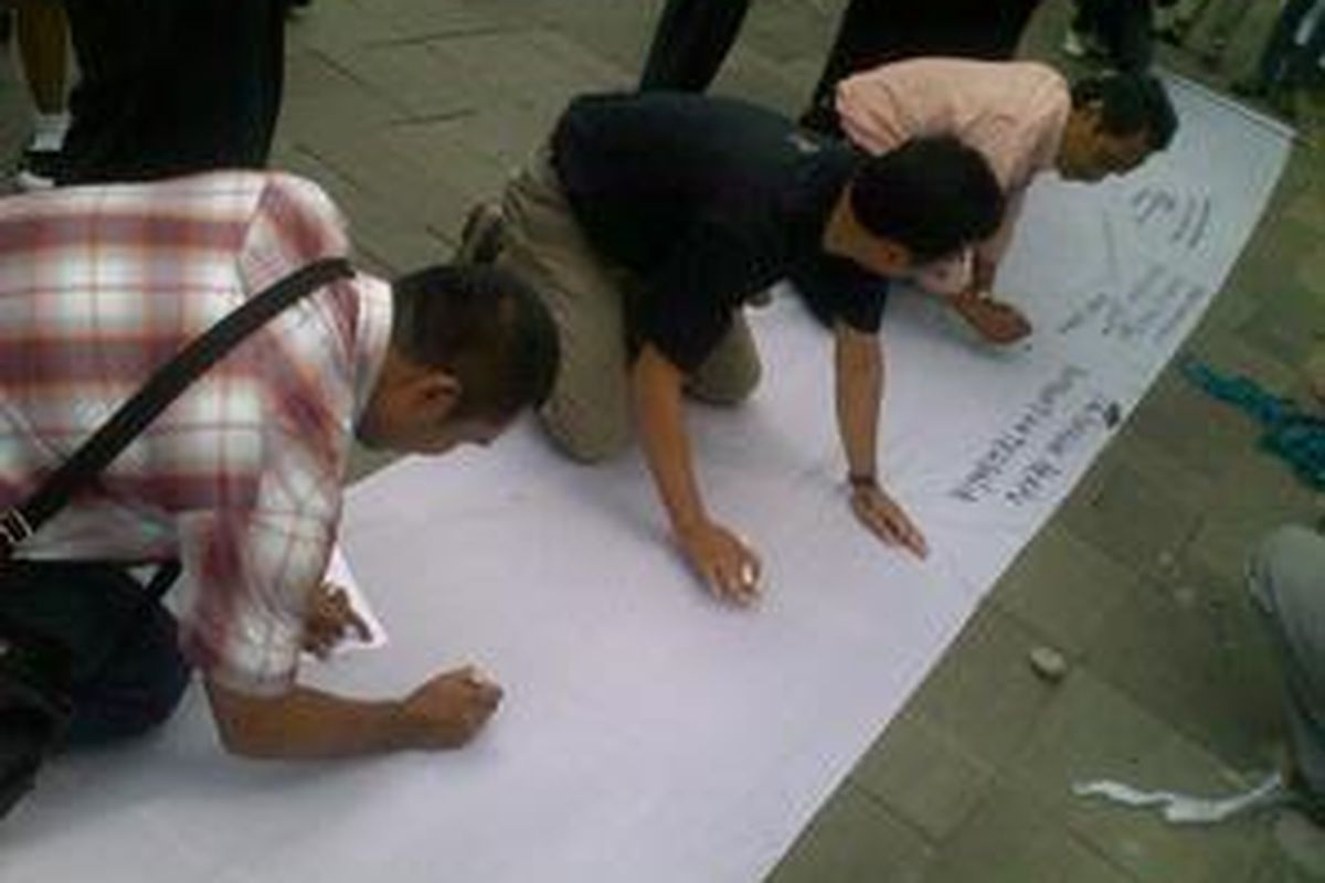Pengumpulan tandatangan yang digalang oleh Snak Markus di Gedung Joang 45, Jakarta, Kamis (22/4/2010).