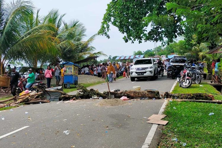 Warga Desa Kamariang, Kecamatan Kairatu, Kabupaten Seram Bagian Barat, Maluku memprotes Pilkades serentak dengan cara memblokade jalan Lintas Pulau Seram yang menghubungkan tiga kabupaten di wilayah tersebut, Kamis (14/10/2021)