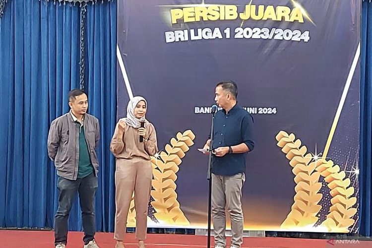 Pj Gubernur Jawa Barat Bey Triadi Machmudin berbincang bersama korban perusakan mobil oleh oknum Bobotoh Vivi dan Fanny di Gedung Sate Bandung, Selasa (4/6/2024). 