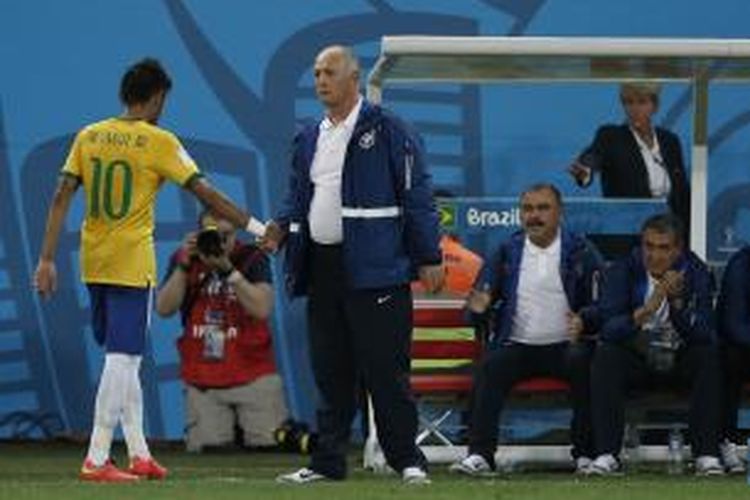 Penyerang Brasil, Neymar (kiri), berjabat tangan dengan pelatih Luiz Felipe Scolari, ketika meninggalkan lapangan usai digantikan Ramires, pada menit ke-88, laga Grup A melawan Kroasia, di Arena Corinthians, Kamis (12/6/2014).