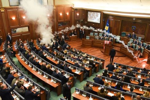 Seorang Anggota Parlemen Kosovo Lempar Gas Air Mata di Ruang Sidang