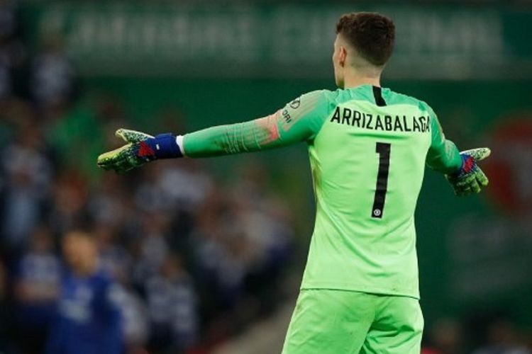 Kiper Chelsea, Kepa Arrizabalaga, menunjukkan gestur menolak ditarik keluar lapangan dalam laga melawan Manchester City di final Piala Liga Inggris, 24 Februari 2019.