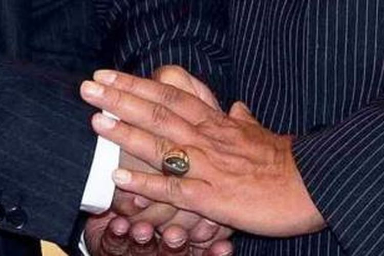 Foto close up cincin batu mata kucing dipakai SBY di jari manis kiri saat menyambut PM Timor Leste Xanana Gusmao 