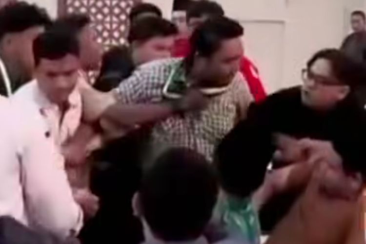 Viral Pelantikan Alumni Kammi Sumut di Kantor Gubernur Ricuh, Satpol PP Terluka