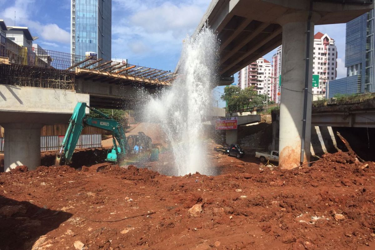 Air menyembur dari proyek Tol Depok-Antasari pada Rabu (24/1/2018).