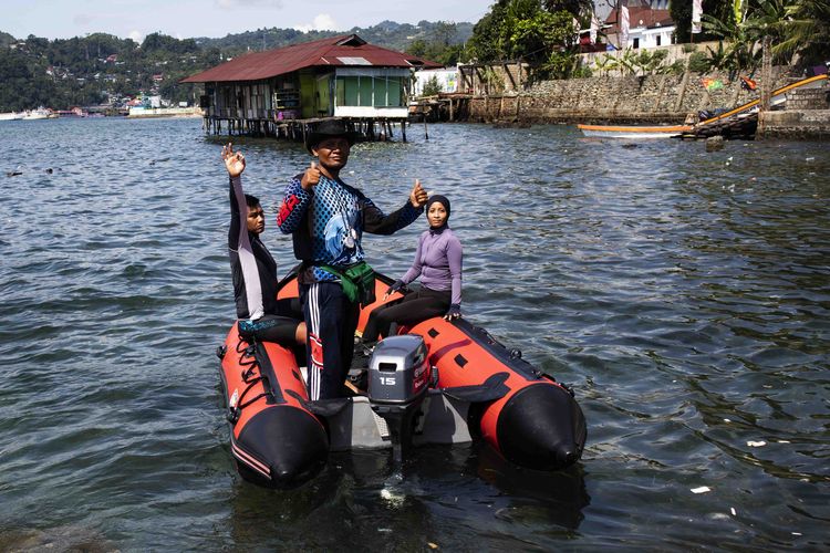 Pelatih selam laut PON Jatim Ganggam Siregar dan atletnya menuju tengah laut untuk melakukan latihan jelang PON XX Papua 2021 di Teluk Yos Sudarso Kota Jayapura, Kamis (23/9/2021) siang.