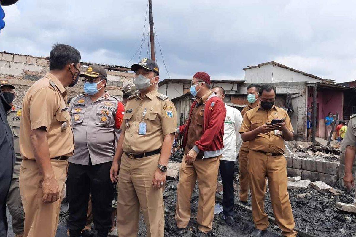 Walikota Jakarta Barat Uus Kuswanto ketika melakukan tinjauan pengungsi kebakaran Jalan Pedongkelan, Kelurahan Kapuk dan Kelurahan Cengkaremg Timur pada Senin (14/12/2020).
