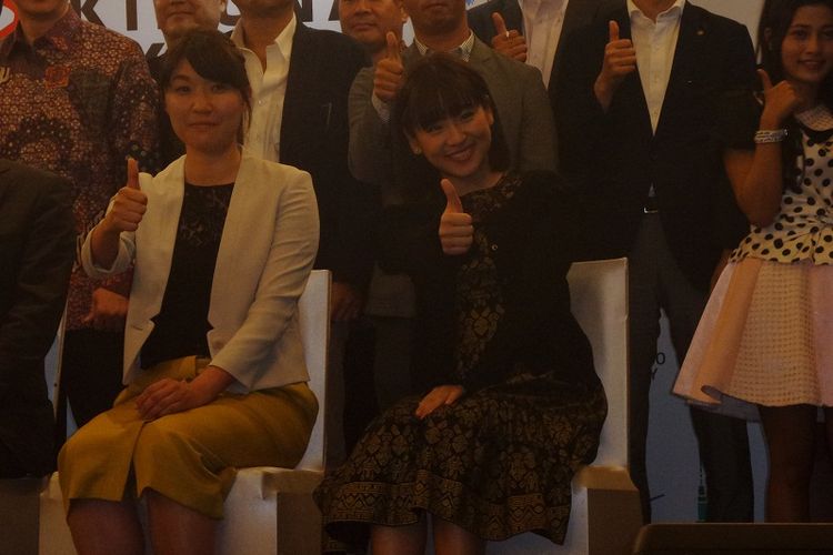 Penyanyi asal Jepang, Haruka Nakagawa (kanan depan), berfoto saat menjalani sesi konferensi pers Jakarta Kizuna Ekiden 2017, di Hotel Fairmont, Jakarta, Sabtu (13/5/2017).