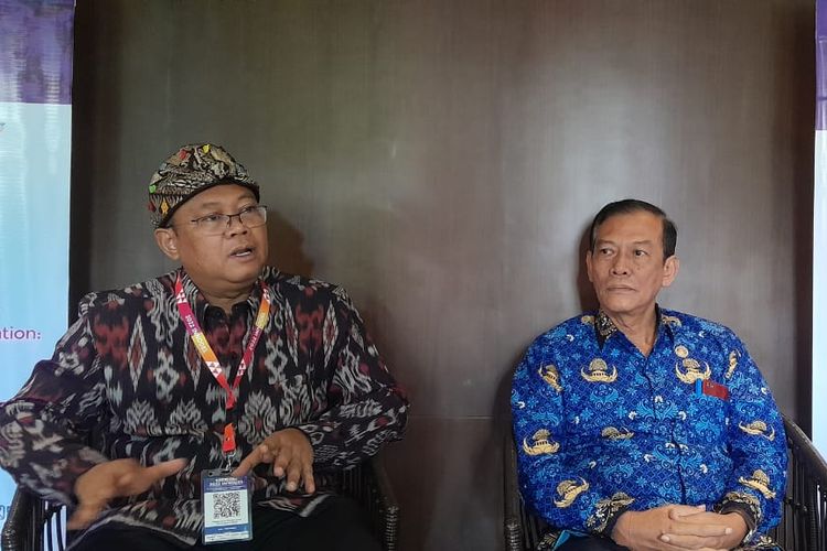 Prof Ojat Darojat bersama Asisten I Setda Provinsi Bali, I Gde Indra Dewa Putra, saat menyampaikan konferensi pers dalam acara INODEL 2022 di Kuta, Badung, Bali, pada  Selasa (29/11/2022).