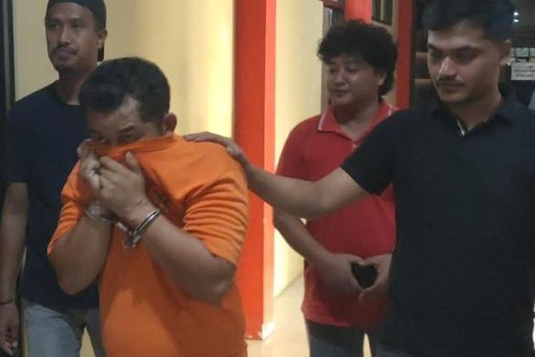 Polres Bangkalan menangkap MM yang tega menganiaya dan membuang temannya di Bangkalan. MM menggadaikan mobil temannya seharga Rp 15 juta demi judol.