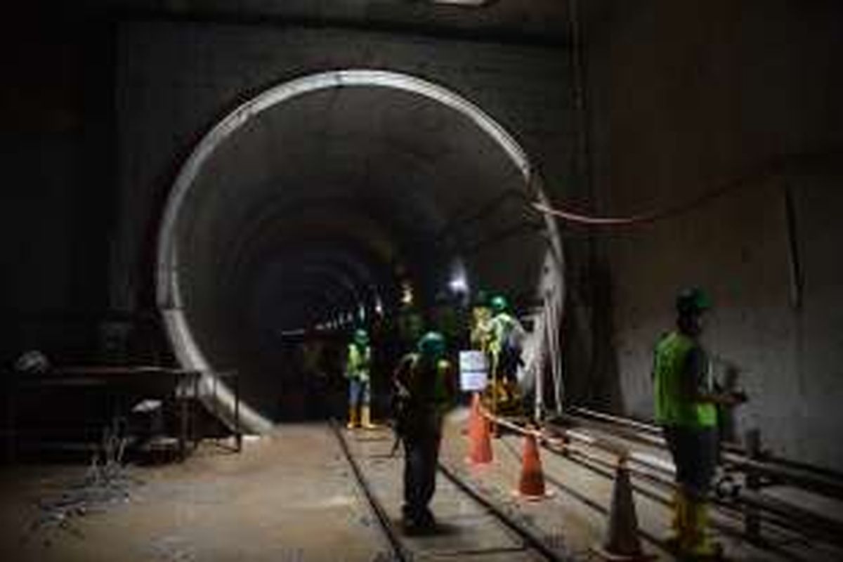 Pengerjaan tunnel yang berada di Stasiun Istora MRT Jakarta, Kamis (8/9/2016), sudah mencapai 900 meter dengan total panjang 1.330,5 meter. 