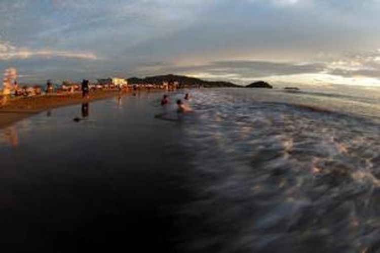 Rabo Pungkasan Warga Banyuwangi Berkumpul Di Pantai Cacalan