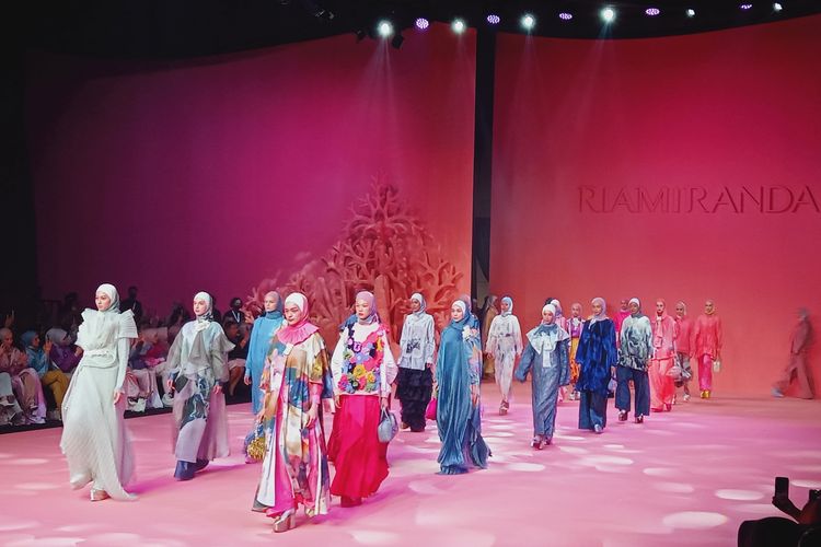 Koleksi Spring/Summer 2023 RiaMiranda yang ditampilkan dalam RiaMiranda Tenth Annual Show di Intercontinental Pondok Indah, Jakarta, beberapa waktu lalu.