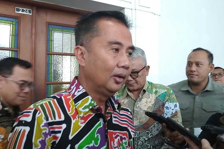 Pj Gubernur Jabar, Bey Machmudin usai rapat pimpinan di Gedung Sate, Kota Bandung, Jawa Barat, Senin (25/3/2024).