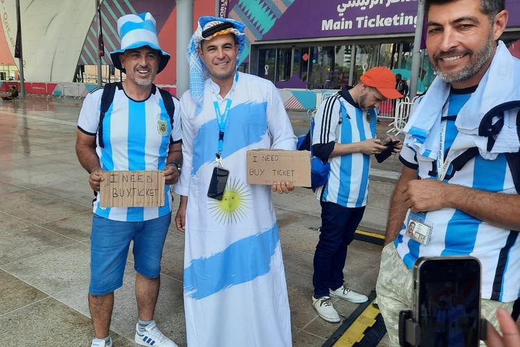 Suporter Argentina terpantau masih berkumpul di depan loket penjualan tiket di DECC, Doha, pada Minggu (18/12/2022) siang waktu Qatar.