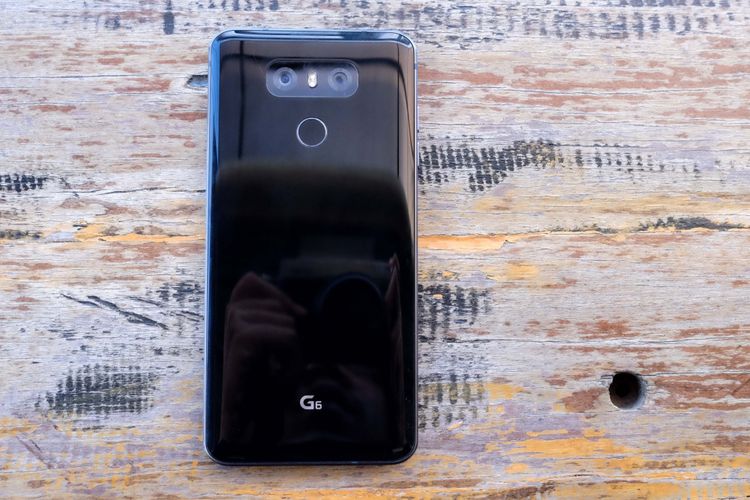 Casing belakang LG G6 terlihat glossy. Di bagian ini terdapat dua kamera utama dan tombol home yang sekaligus berfungsi sebagai pemindai sidik jari.