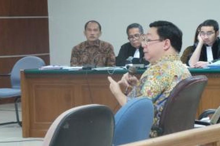 Pemegang Saham PT Bank Century, Robert Tantular bersaksi dalam sidang terdakwa mantan Gubernur Bank Indonesia Budi Mulya di Pengadilan Tindak Pidana Korupsi, Jakarta, Kamis (24/4/2014).