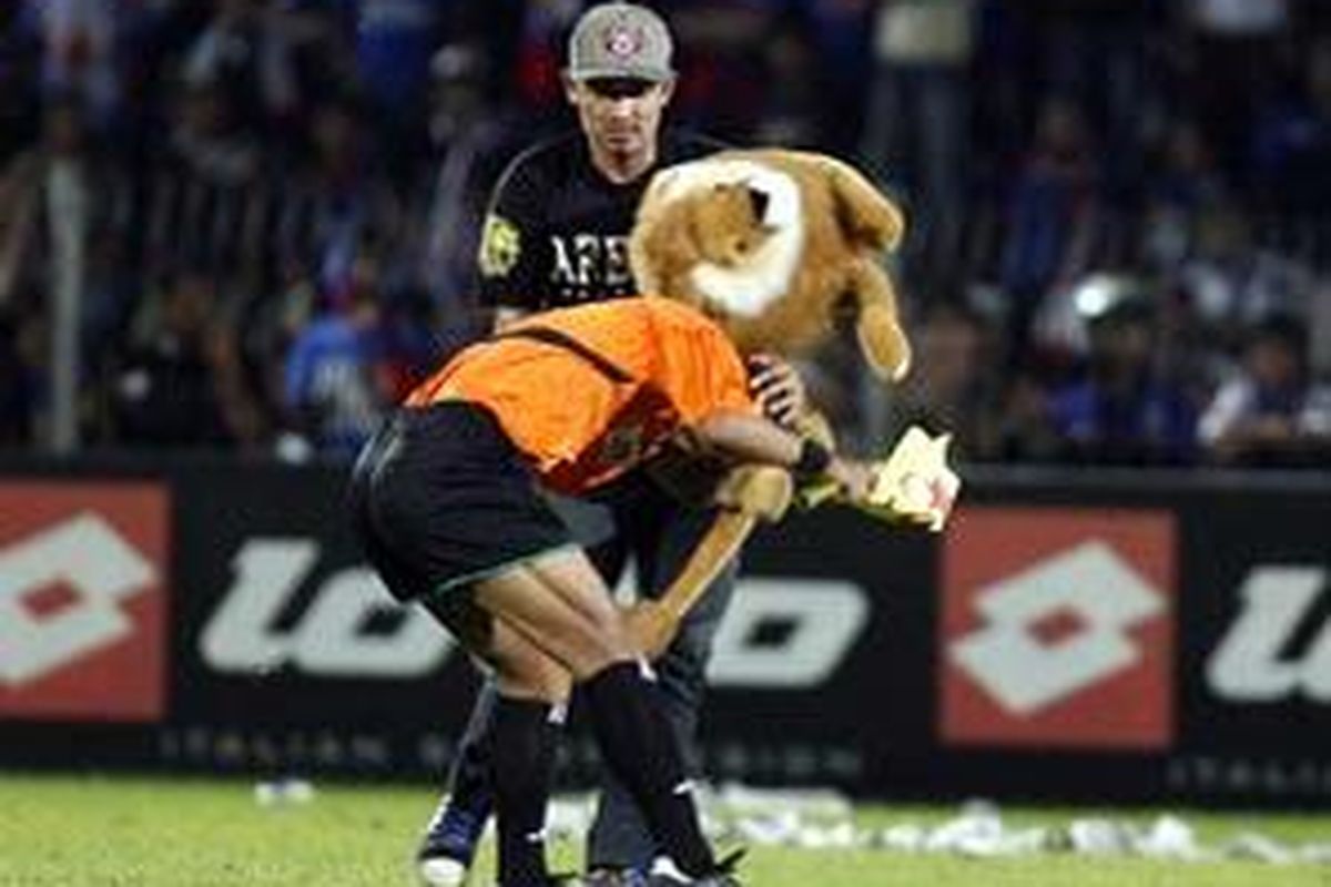 Seorang pendukung Arema memukul hakim garis Sumarman dalam pertandingan kedua di hari pertama babak delapan besar Liga Djarum Indonesia 2007 di Stadion Brawijaya, Kediri, Jawa Timur, Rabu (16/1), antara Arema melawan Persiwa. Penonton yang tidak puas akan kepemimpinan wasit menganiaya dua hakim garis dan merusak stadion.