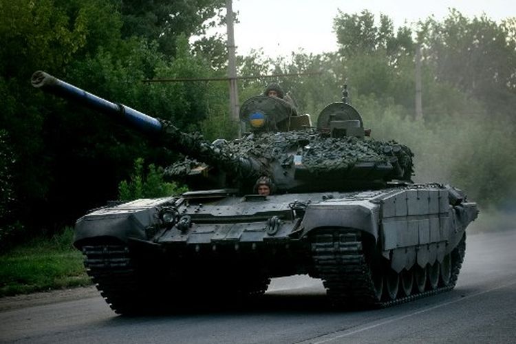 Tentara Ukraina mengendarai tank di jalan di wilayah Donetsk pada 13 Agustus 2022, di tengah invasi militer Rusia ke Ukraina.