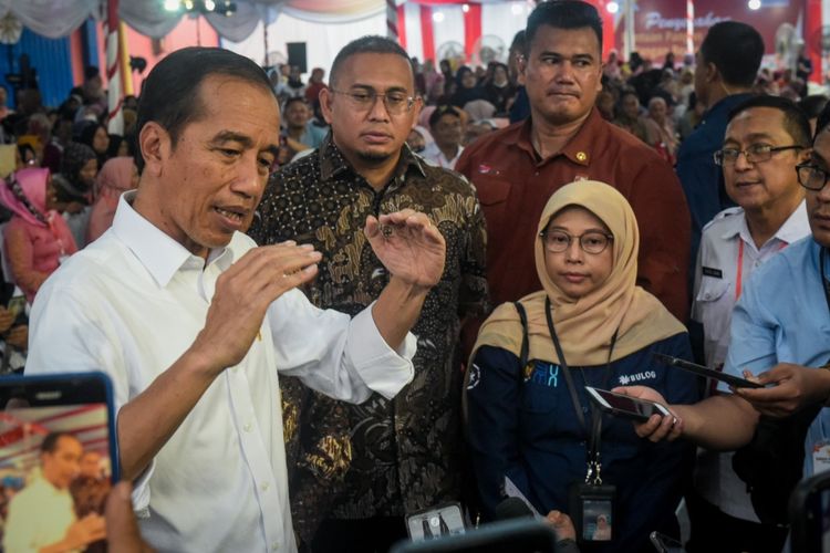 Presiden Joko Widodo saat memberikan keterangan pers usai meninjau Gudang Bulog Baru Rawang Timur, Kota Padang, Provinsi Sumatra Barat, pada Rabu (25/10/2023).