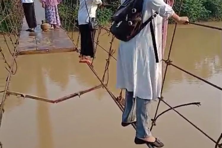 Bupati Merangin Bantah Minta Guru Buat Video Klarifikasi soal Jembatan Gantung Rusak