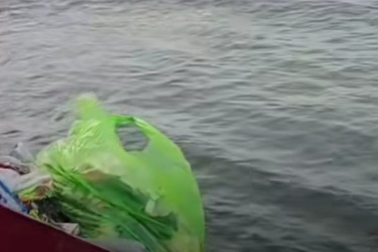 Tanggapi Video Viral Buang Sampah di Laut, Tokoh Masyarakat Buru: Tradisi Kami Menjaga Laut
