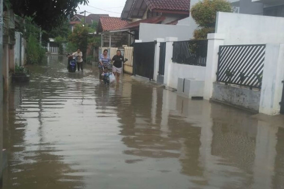 Hujan deras yang mengguyur wilayah Jabodetabek, membuat Perumahan Ciputat Baru, Ciputat, Tangerang Selatan, Senin (27/1/2028) terendam banjir. 