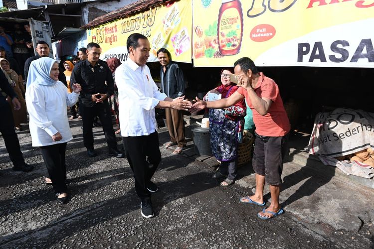 Presiden Joko Widodo meninjau langsung ketersediaan dan harga sejumlah bahan pokok di Pasar Kota Wonogiri, Kabupaten Wonogiri, Provinsi Jawa Tengah, Kamis (1/2/2024). 