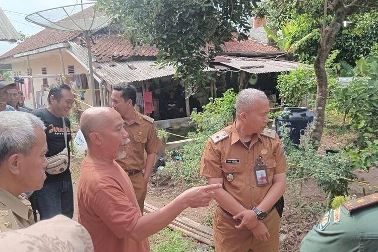 Rama (menunjuk) menjelaskan lokasi kejadian penganiayaan bule kepada ayah mertuanya, di Dusun Randegan 1, Desa Raharja, Kecamatan purwaharja, kota banjar, jawa barat, Senin (25/9/2023).