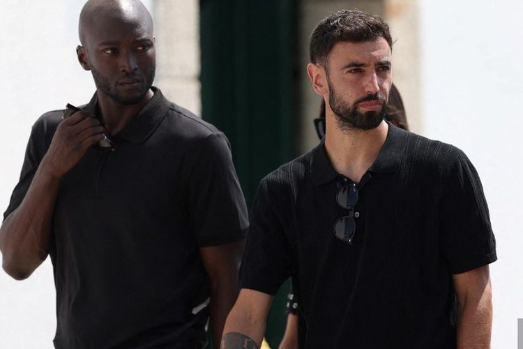 Pemain sepak bola asal Portugal Danilo Pereira dan Bruno Fernandes menghadiri upacara pemakaman penyerang Liverpool asal Portugal Diogo Jota dan adiknya Andre Silva di Gereja Induk Gondomar, di pinggiran Porto, pada tanggal 5 Juli 2025. Penyerang Liverpool Diogo Jota dan adiknya meninggal dalam kecelakaan mobil di Spanyol pada tanggal 3 Juli 2025, yang memicu kesedihan mendalam tepat setelah bintang Portugal itu menikah.