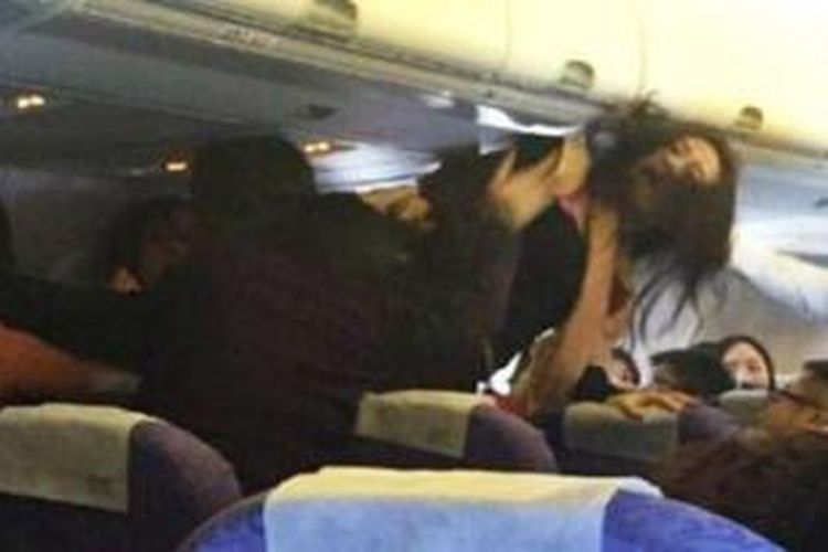 Tiga penumpang perempuan maskapai penerbangan Air China berkelahi di tengah perjalanan dari Chongqing menuju Hongkong akibat bayi salah satu penumpang perempuan itu menangis.