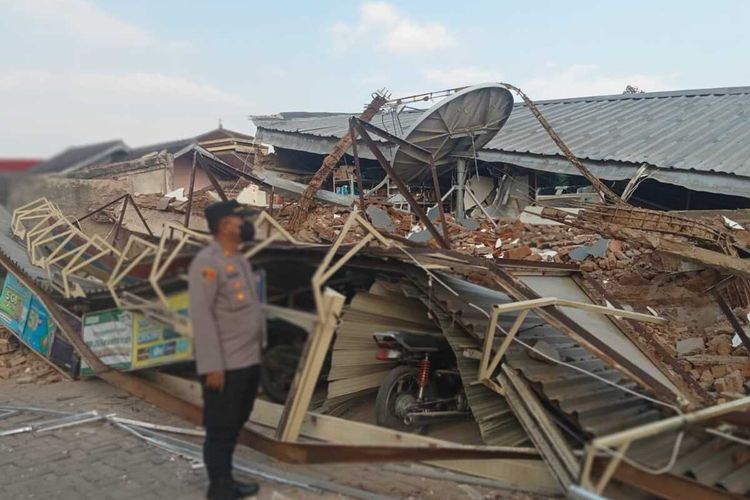 Sebuah Mini Market di Kecamatan Pasirjambu, Kabupaten Bandung ambruk. Polsek Pasirjambu mengatakan dua hari sebelumnya sudah terlihat tanda-tanda bangunan akan runtuh.