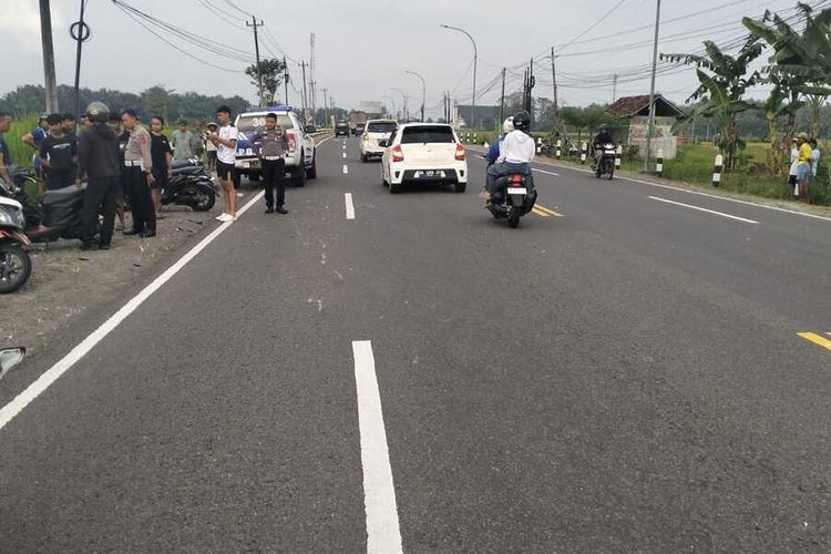 Polisi mengolah lokasi tabrakan dua motor di Kilometer 3 Jalan Wates-Jogja pada wilayah Padukuhan Karongan, Kalurahan Kedungsari, Kapanewon Pengasih, Kabupaten Kulon Progo, Daerah Istimewa Yogyakarta.