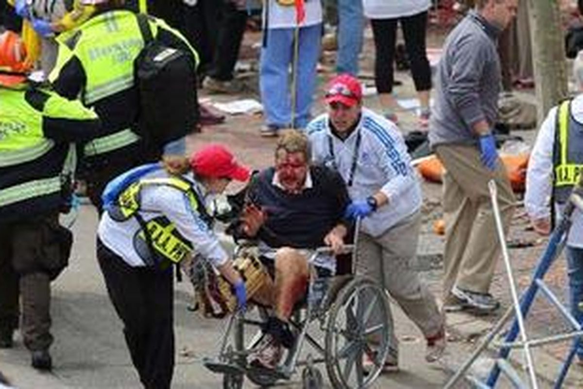 Pejabat Amerika Serikat menyebut ledakan di Boston Marathon sebagai serangan bom. Dua ledakan menghentikan Boston Marathon, Senin (15/4/2013) siang waktu setempat, dua orang sudah dilaporkan tewas. CNN