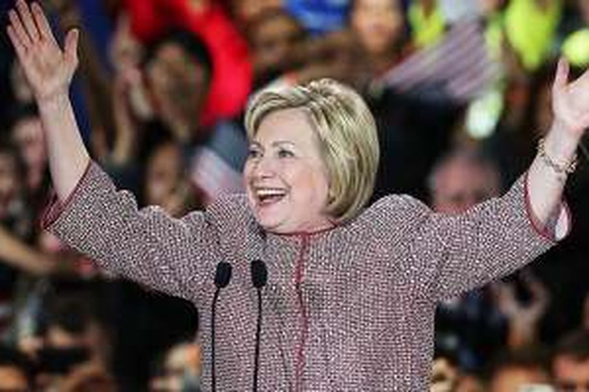Hillary Clinton mengenakan jaket Armani seharaga Rp 173 juta