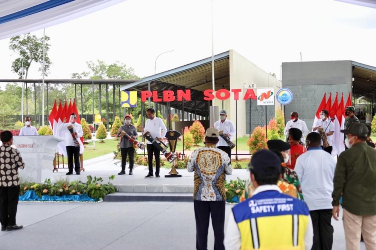 Indonesia's President Joko Widodo officially inaugurates a cross-border post in Sota district, Merauke between Indonesia and Papua New Guinea on Sunday, October 3. Accompanying him is Home Affairs Minister Tito Karnavian. 