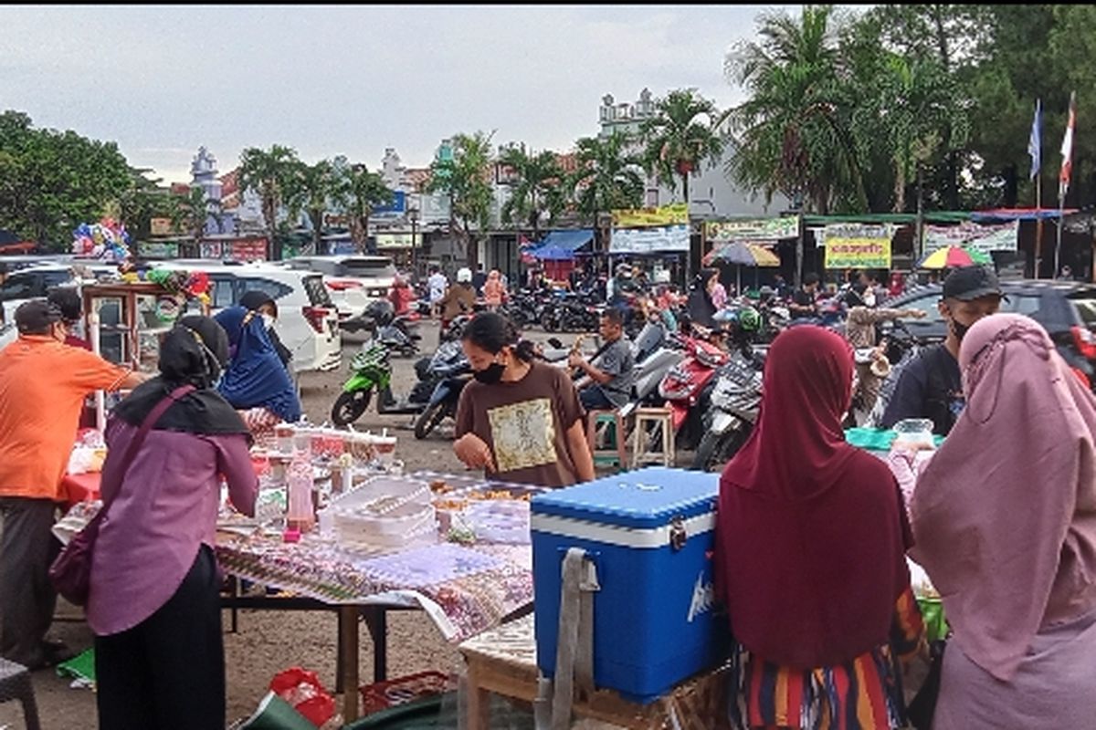 Pedagang Menjajakan Jualannya di Granada Square Jalan Kencana Loka, Rawa Buntu, Tangerang Selatan, Rabu (20/4/2022)