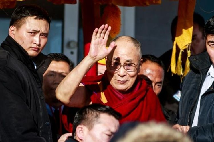Dalai Lama melambaikan tangan kepada pengikutnya saat tiba di Ulan Bator, Mongolia, Rabu (23/11/2016).