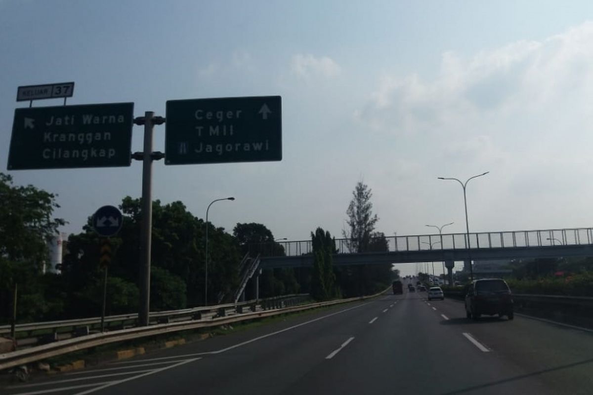 Kondisi lalu lintas di Jalan Tol Jakarta Outer Ring Road (JORR) pada Sabtu (16/6/2018) sore tampak lancar.