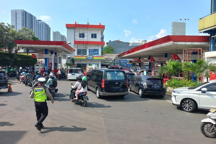 Situasi antrean panjang di SPBU di Jalan Raya Margonda, Depok pada Sabtu (3/9/2022). Tampak dua personel kepolisian lalu lintas tengah mengatur antrean itu menjelang diberlakukannya harga BBM terbaru.