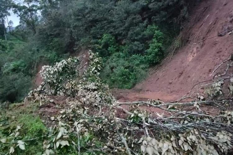 Akibat hujan deras yang melanda Kecamatan Ciwidey dan Kecamatan Pasirjambu, Kabupaten Bandung, Jawa Barat, pada Rabu (14/6/2022) kemarin, banjir bandang kembali terjadi, selain itu terjadi longsor di wilayah Patuha Kecamatan Pasirjambu