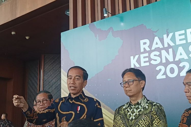 Presiden Joko Widodo saat memberikan keterangan pers usai menghadiri Rakernas Kesehatan Nasional 2024 di ICE BSD, Tangerang, Banten, Rabu (24/4/2024).
