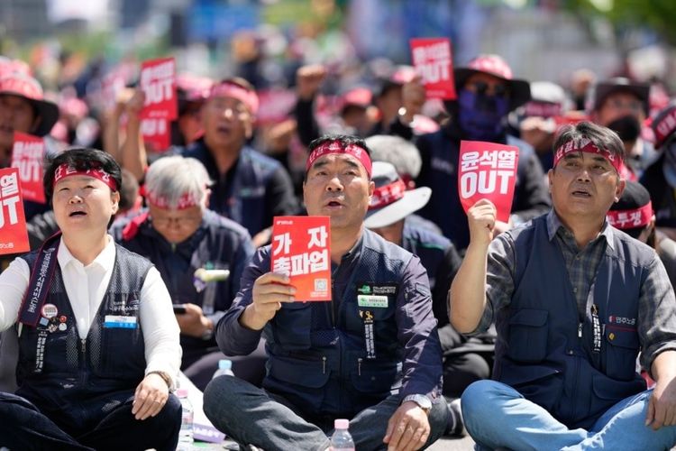 Anggota Konfederasi Serikat Buruh Korea memegang spanduk saat unjuk rasa May Day di Seoul, Korea Selatan, Senin, 1 Mei 2023. 