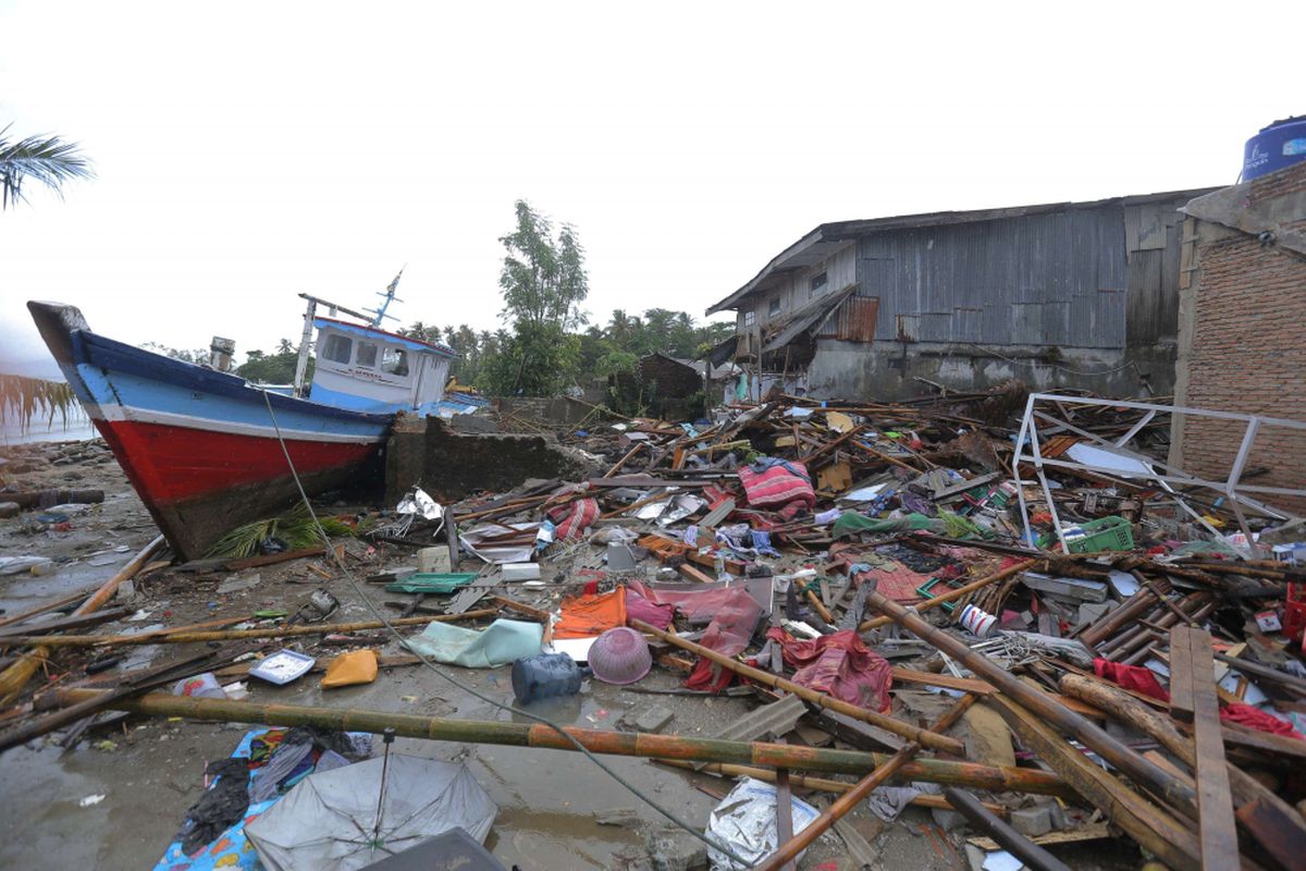 Suasana di Pasar Ikan Desa Sumberjaya, Sumur, Pandeglang, Banten, yang luluh lantak pasca-bencana tsunami, Senin (24/12/2018). Sumur pesisir merupakan salah satu daerah dengan kerusakan terparah akibat terjangan tsunami Selat Sunda.
