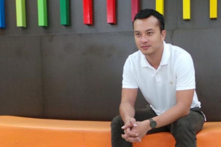 Nicholas Saputra diabadikan sesudah diwawancara oleh media Kelompok Kompas Gramedia di Studio Orange KompasTV, Jalan Palmerah Selatan, Jakarta Pusat, Senin (10/11/2014).