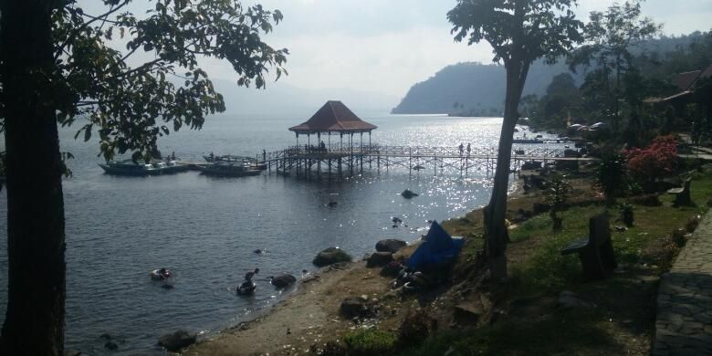 Danau Ranau merupakan danau terbesar kedua di Sumatera setelah Danau Toba. Letaknya adalah di perbatasan antara Sumatera Selatan dan Lampung.