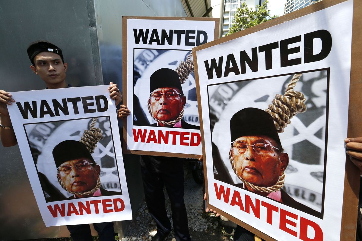 Anggota muda partai United Malays National Organization (UMNO) berdemonstrasi menentang perbuatan Sultan Sulu, Jamalul Kiram III, saat berunjuk rasa di luar Kedutaan Besar Filipina di Kuala Lumpur, Malaysia, 7 Maret 2013. Sedikitnya 28 orang termasuk delapan polisi Malaysia tewas dalam baku tembak di Sabah, yang diawali serangan kelompok bersenjata diduga dipimpin saudara laki-laki Jamalul Kiram III.