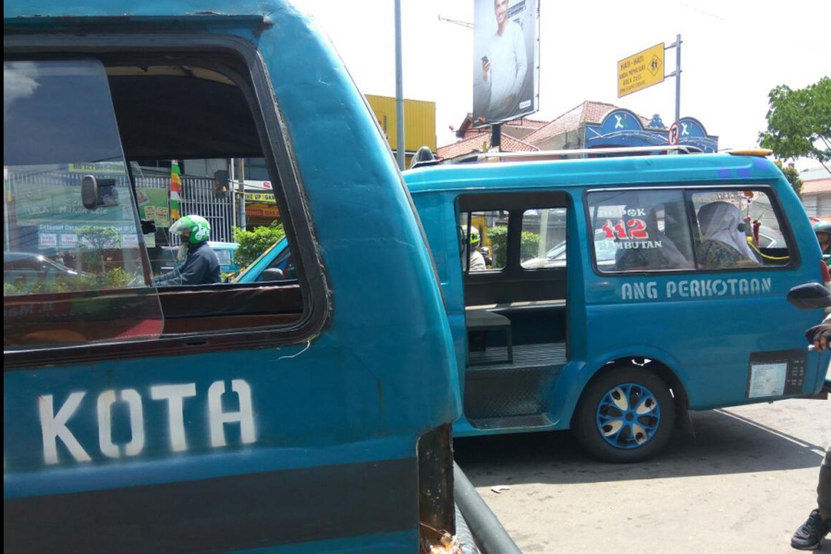 Angkot yang sedang menunggu penumpang.