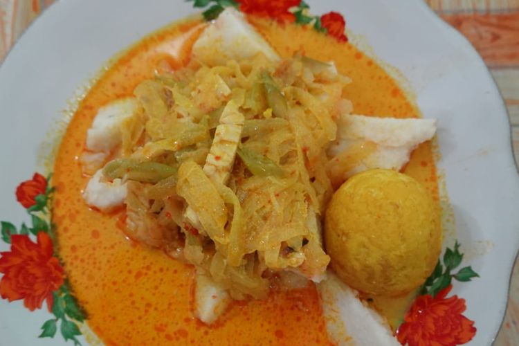 Lontong sayur salah  satu hidangan di warung Nasi Uduk & Ketupat Sayur Encim Sukaria.