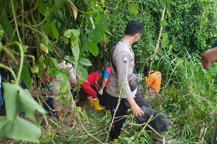 Petugas Mengevakuasi Kerangka Manusia di Bantaran Sungai Opak, Kapanewon Imogiri, Bantul Selasa (1/2/2022)